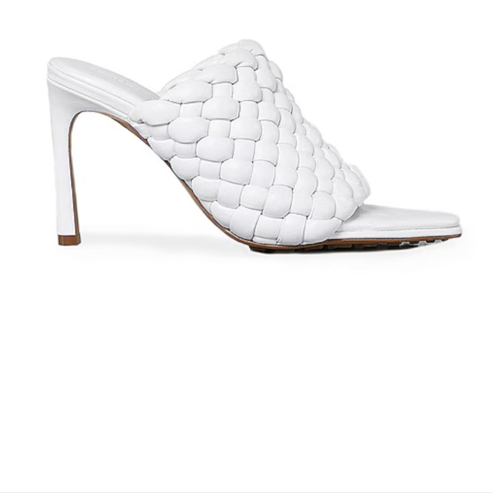 **NEW** BOTTEGA VENETA
Padded Leather Sandal size 41 new in box
